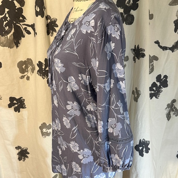 Women’s NWT Floral Blouse With Lace and Necktie Details 2x - Picture 2 of 9